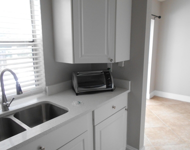 827 Nw 87th Avenue - Photo Thumbnail 9