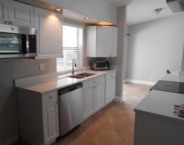 827 Nw 87th Avenue - Photo Thumbnail 6