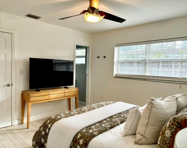 1421 Ne 41st Street - Photo Thumbnail 1