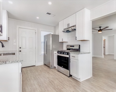 1109 W Avenue A - Photo Thumbnail 4
