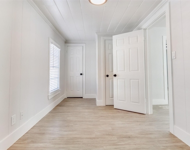 1109 W Avenue A - Photo Thumbnail 7