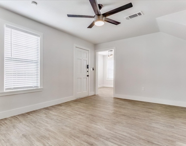 1109 W Avenue A - Photo Thumbnail 2