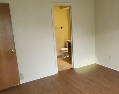 2732 Parkchester Drive - Photo Thumbnail 14