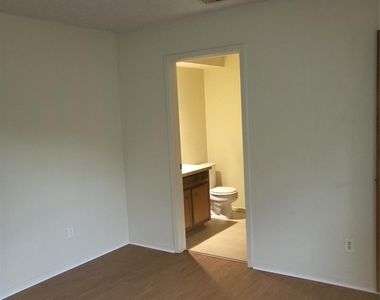 2732 Parkchester Drive - Photo Thumbnail 7