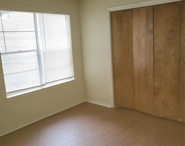 2732 Parkchester Drive - Photo Thumbnail 6