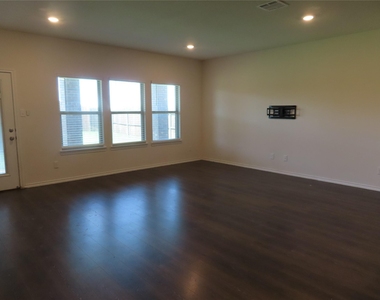 3037 Zinnia Street - Photo Thumbnail 3