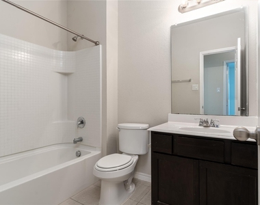 1404 Villa Paloma Boulevard - Photo Thumbnail 24