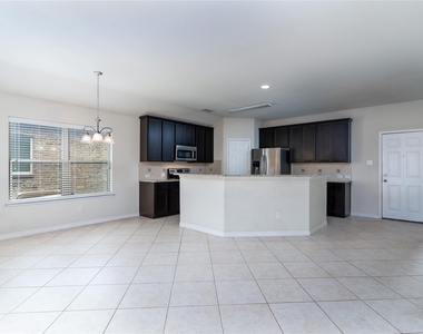 1404 Villa Paloma Boulevard - Photo Thumbnail 12