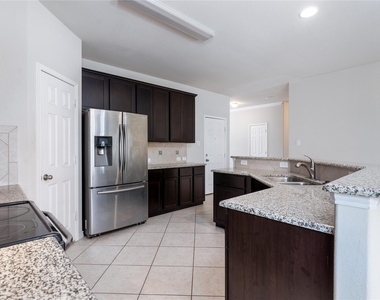 1404 Villa Paloma Boulevard - Photo Thumbnail 9
