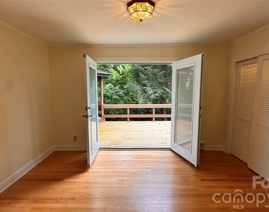 690 Brookdale Drive - Photo Thumbnail 7