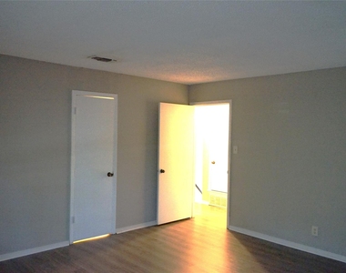 2417 S Graham Drive - Photo Thumbnail 8
