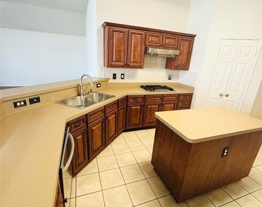 1545 Avonlea Drive - Photo Thumbnail 4
