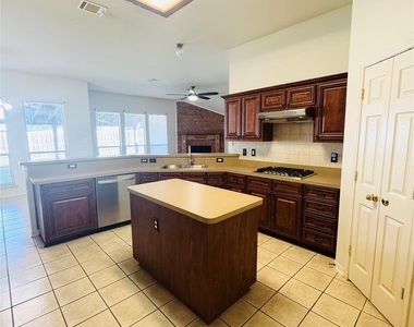 1545 Avonlea Drive - Photo Thumbnail 6