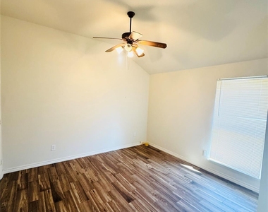 1545 Avonlea Drive - Photo Thumbnail 11