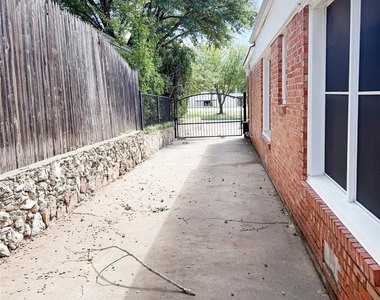 6454 Camp Bowie Boulevard - Photo Thumbnail 4