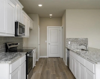 205 Woodhollow Drive - Photo Thumbnail 9