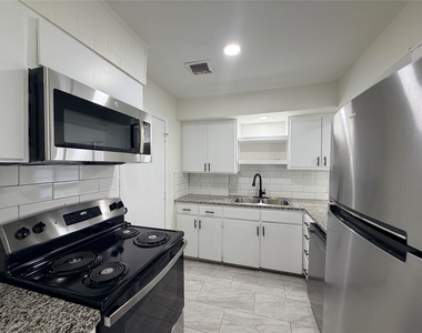 2119 Greenway Street - Photo Thumbnail 3
