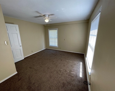 1033 N Lockhart Street - Photo Thumbnail 8