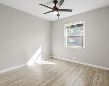 2116 Ridgeway Street - Photo Thumbnail 3