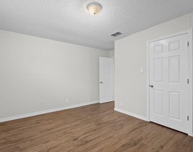 429 Johnson Street - Photo Thumbnail 9