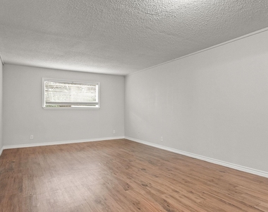 429 Johnson Street - Photo Thumbnail 3