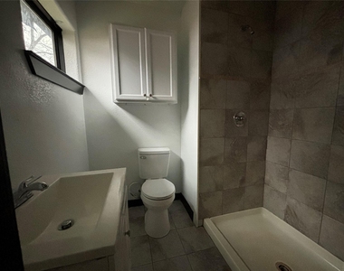 401 E Freeman Street - Photo Thumbnail 11