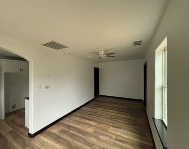 401 E Freeman Street - Photo Thumbnail 9