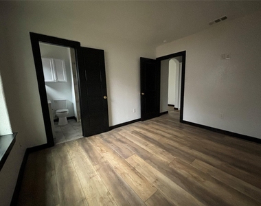 401 E Freeman Street - Photo Thumbnail 10