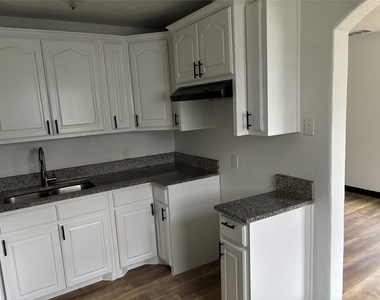 401 E Freeman Street - Photo Thumbnail 5