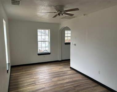 401 E Freeman Street - Photo Thumbnail 4