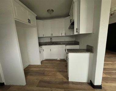 401 E Freeman Street - Photo Thumbnail 7