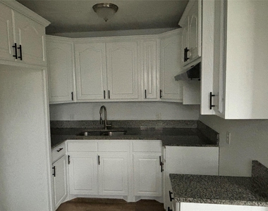 401 E Freeman Street - Photo Thumbnail 6