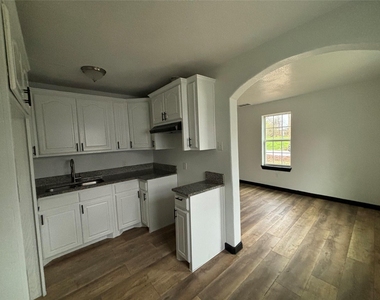 401 E Freeman Street - Photo Thumbnail 8