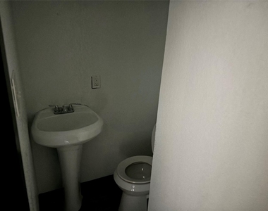 401 E Freeman Street - Photo Thumbnail 3