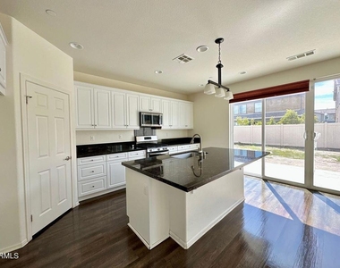 682 Seine River Way - Photo Thumbnail 10