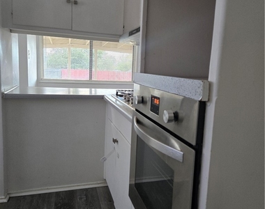 25437 Edgemont - Photo Thumbnail 25