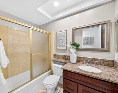 636 Colonial Circle - Photo Thumbnail 6