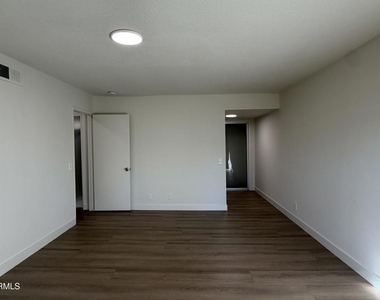 327 E Live Oak Street - Photo Thumbnail 16