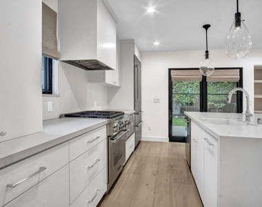11339 Montana Avenue - Photo Thumbnail 5