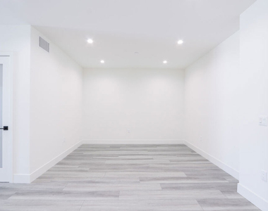 11800 Courtleigh Drive - Photo Thumbnail 4