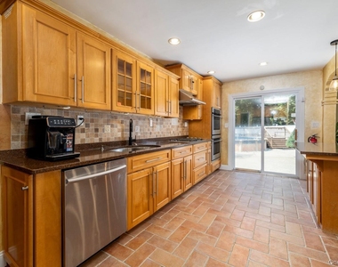 791 Cornwell Avenue - Photo Thumbnail 6