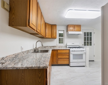 14 Lakeside Road - Photo Thumbnail 11