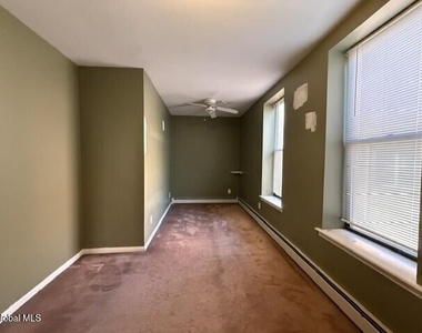 909 Jacob Street - Photo Thumbnail 2