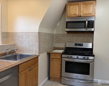 301 Penfield Place - Photo Thumbnail 8