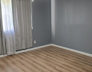 367 College Drive - Photo Thumbnail 1
