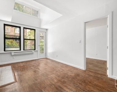 313 W 29th Street - Photo Thumbnail 3