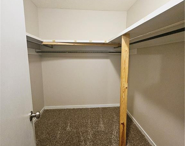 6847 Candlewood Drive - Photo Thumbnail 11