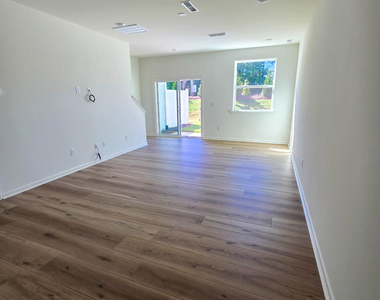 2104 Oakdale Drive - Photo Thumbnail 9