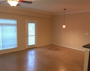 910 W 25th St - Photo Thumbnail 5