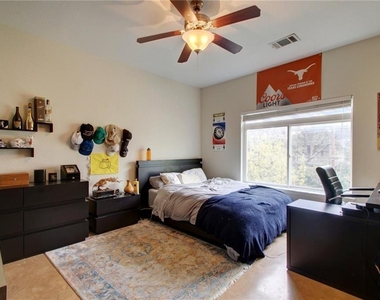 910 W 25th St - Photo Thumbnail 6